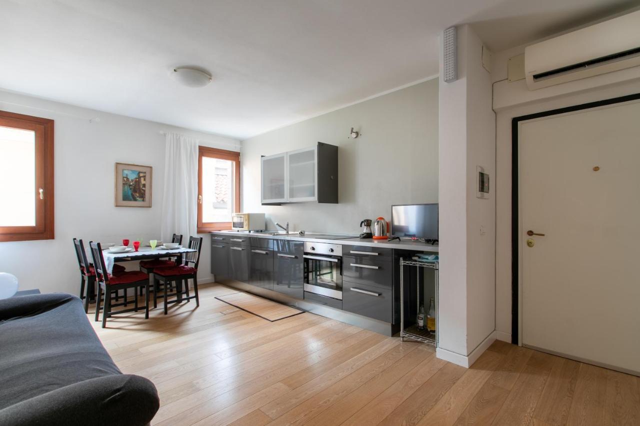 Lance With Lift, 2 Minutes Walk From The Train Station Apartament *