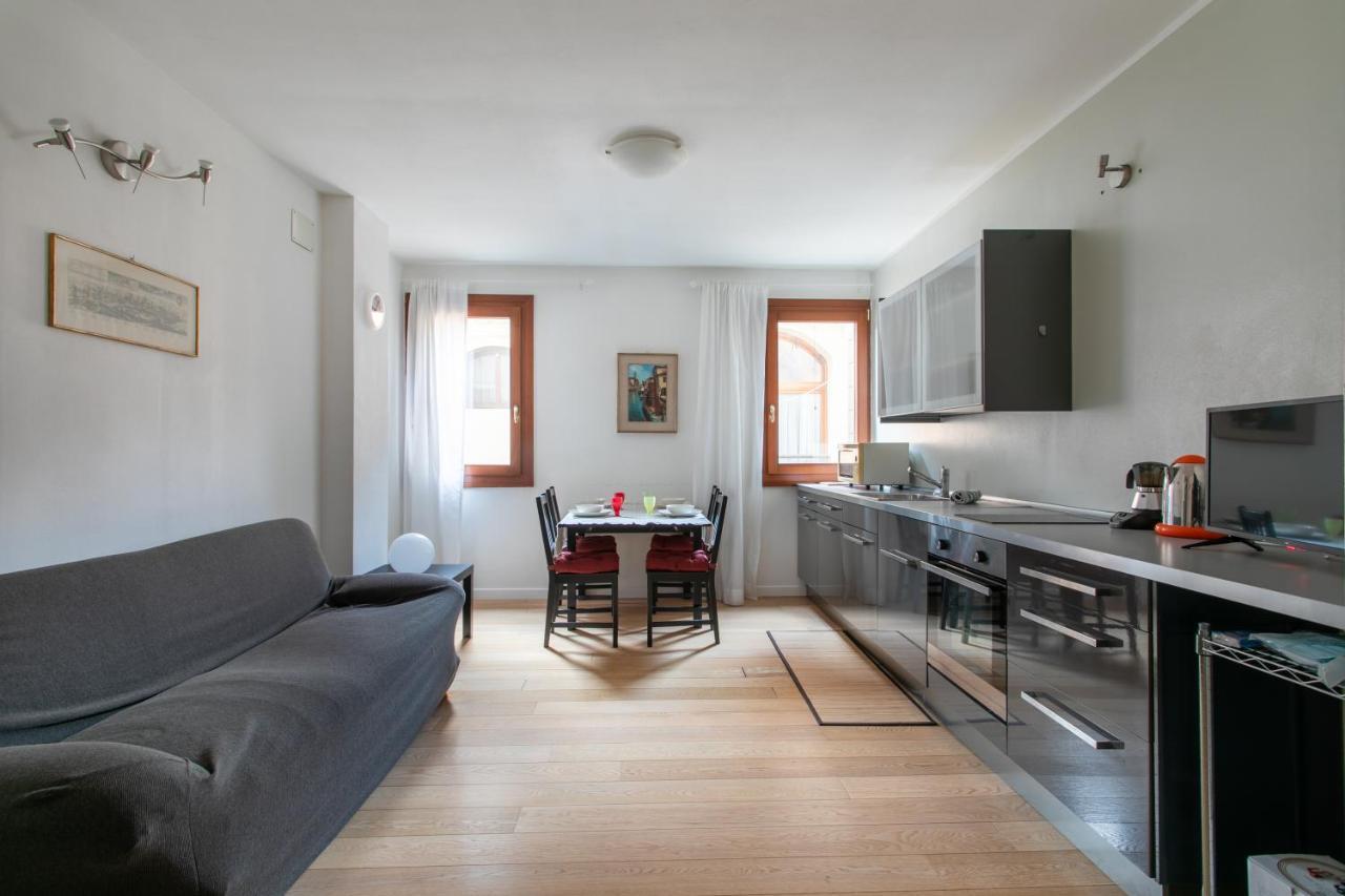 Lance With Lift, 2 Minutes Walk From The Train Station Apartament *